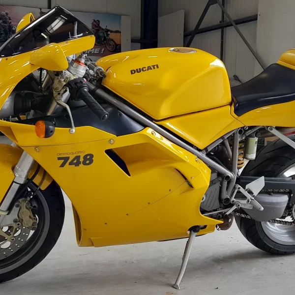 Réalisation de peinture de moto par RC Peinture, peintre carrossier à Aizenay